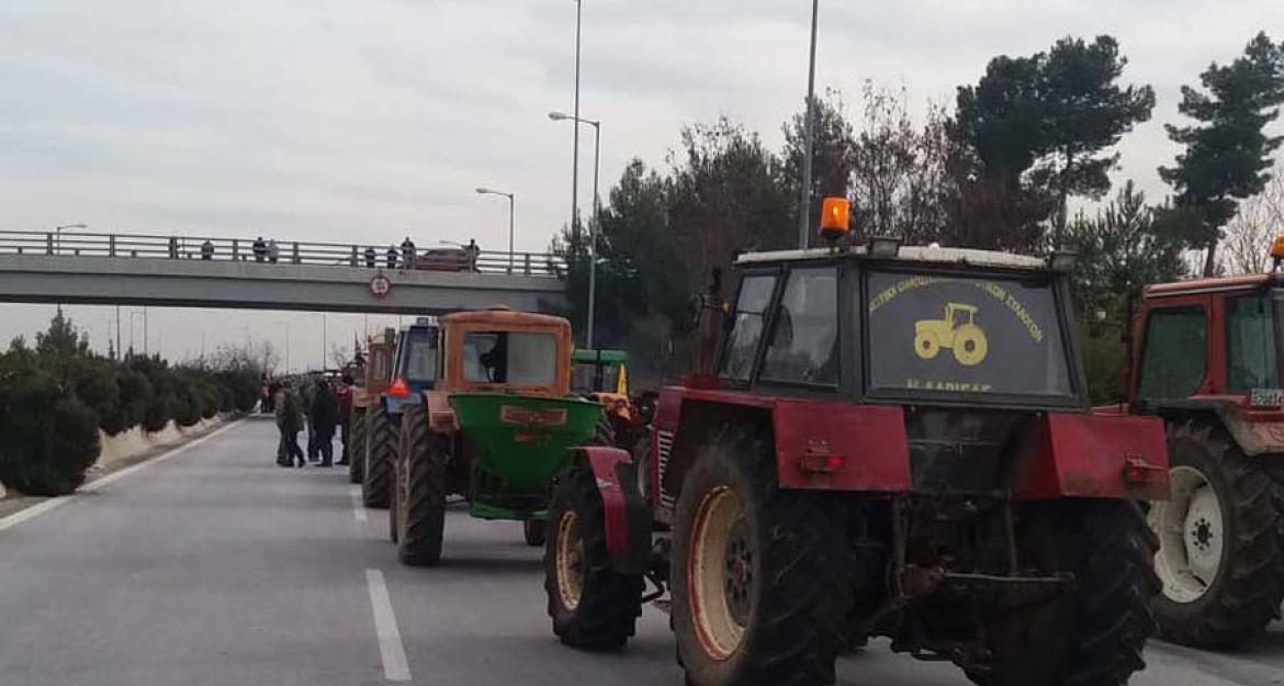 Λάρισα: Κλειστή η εθνική οδός λόγω του μπλόκου των αγροτών (pics & vid)