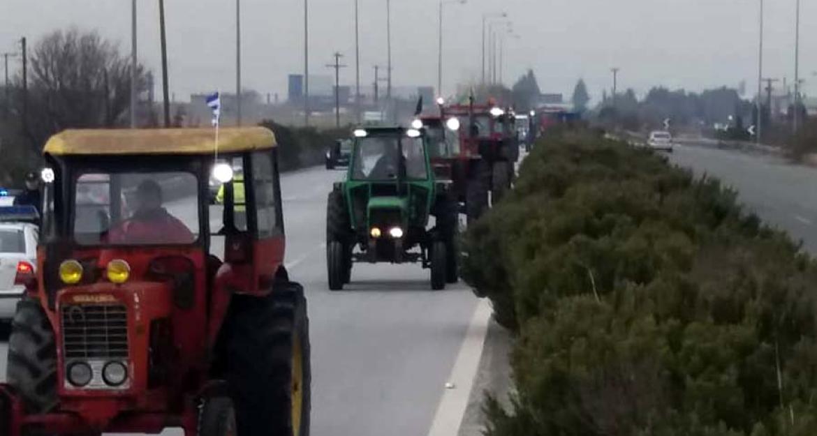 Λάρισα: Κλειστή η εθνική οδός λόγω του μπλόκου των αγροτών (pics & vid)