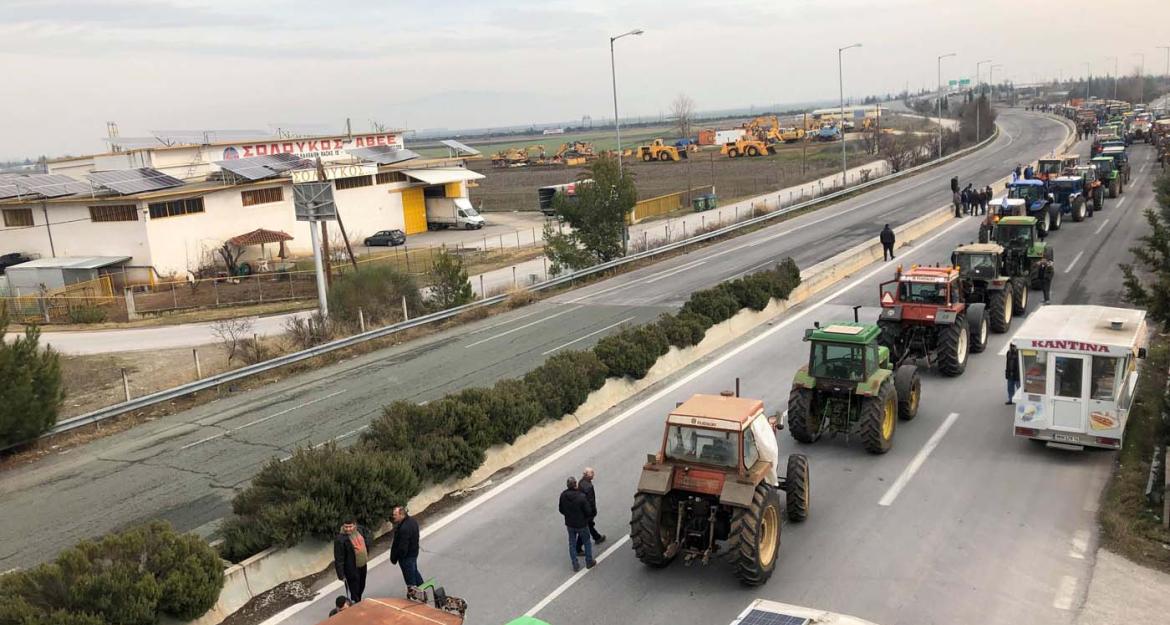 Λάρισα: Κλειστή η εθνική οδός λόγω του μπλόκου των αγροτών (pics & vid)
