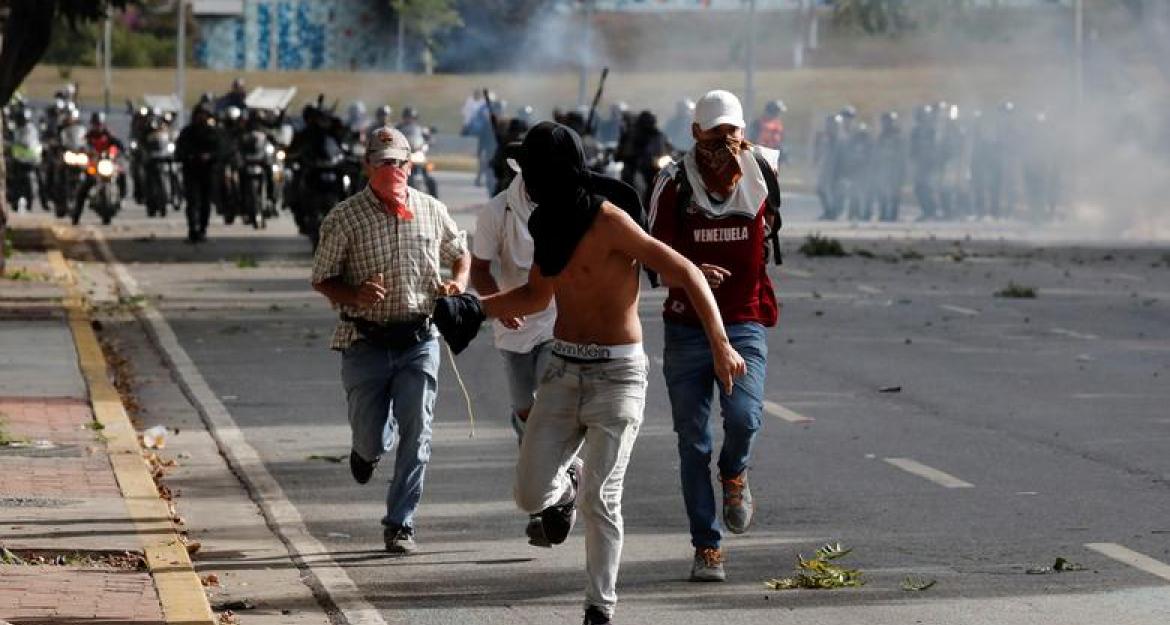 Εμφύλιος προ των πυλών στη Βενεζουέλα - Στο πλευρό Μαδούρο οι ένοπλες δυνάμεις (pics & vids)