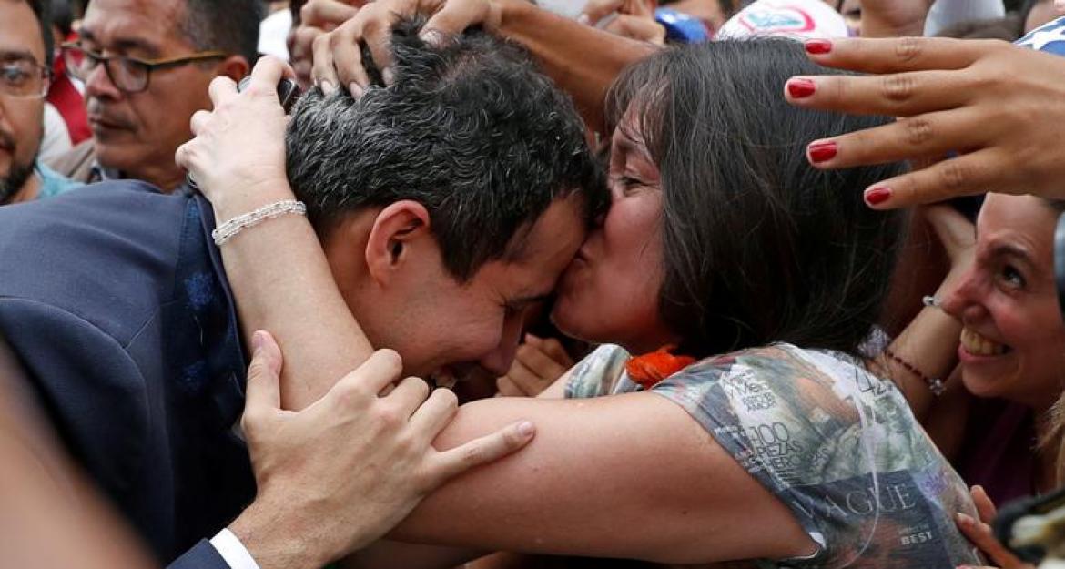 Εμφύλιος προ των πυλών στη Βενεζουέλα - Στο πλευρό Μαδούρο οι ένοπλες δυνάμεις (pics & vids)