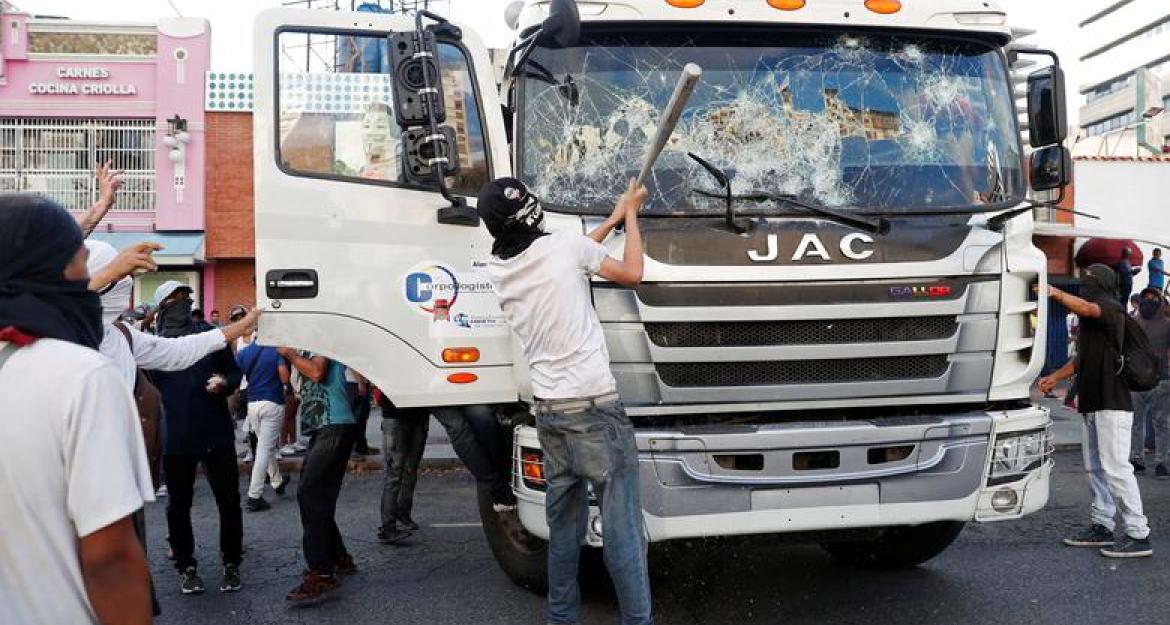 Εμφύλιος προ των πυλών στη Βενεζουέλα - Στο πλευρό Μαδούρο οι ένοπλες δυνάμεις (pics & vids)