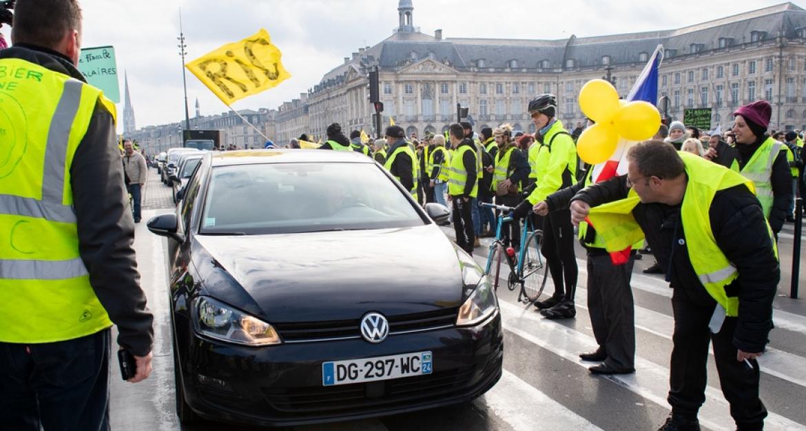 Ξανά στους δρόμους του Παρισιού τα «Κίτρινα Γιλέκα» (pics)