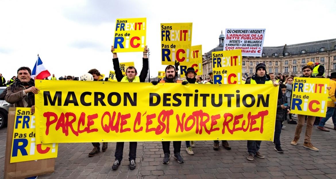 Ξανά στους δρόμους του Παρισιού τα «Κίτρινα Γιλέκα» (pics)