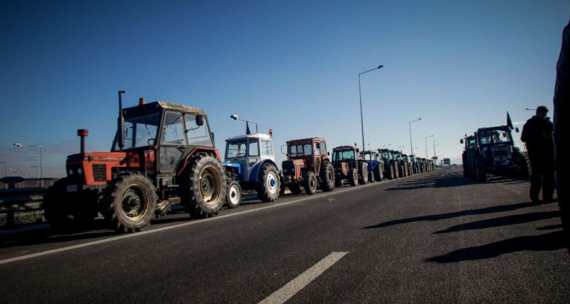 Μπλόκα αγροτών: Κλειστή η εθνική οδός - Παράκαμψη ακολουθούν οι οδηγοί (pics)