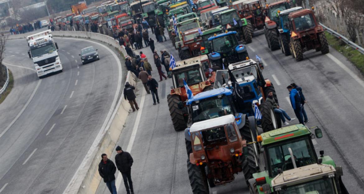Μπλόκα αγροτών: Κλειστή η εθνική οδός - Παράκαμψη ακολουθούν οι οδηγοί (pics)