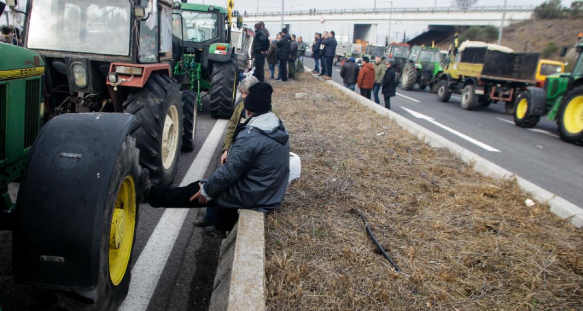 Μπλόκα αγροτών: Κλειστή η εθνική οδός - Παράκαμψη ακολουθούν οι οδηγοί (pics)