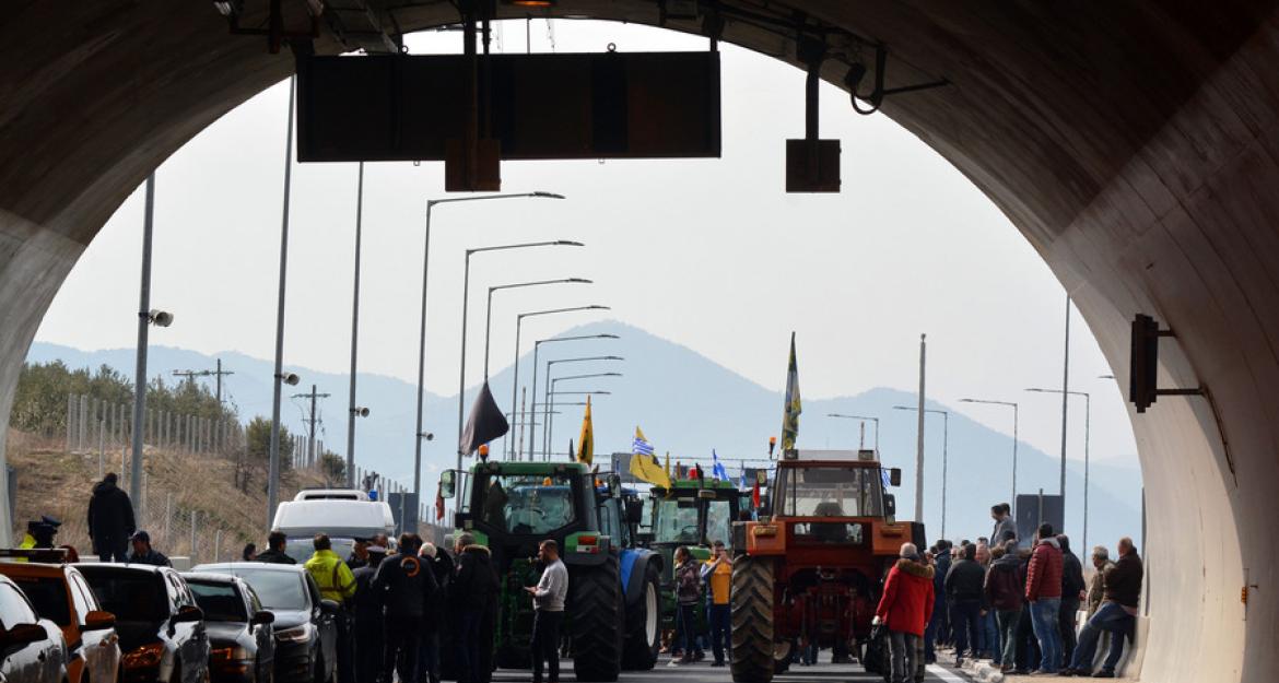 Έκλεισαν τα Τέμπη οι αγρότες – Πού αλλού έχουν στηθεί μπλόκα