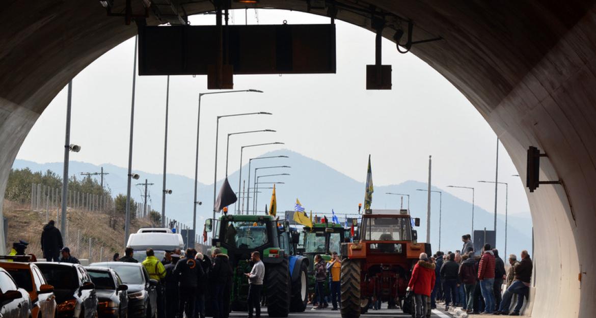 Έκλεισαν τα Τέμπη οι αγρότες – Πού αλλού έχουν στηθεί μπλόκα