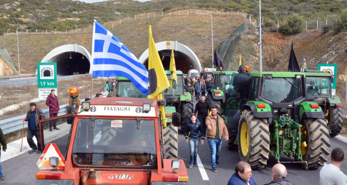 Έκλεισαν τα Τέμπη οι αγρότες – Πού αλλού έχουν στηθεί μπλόκα