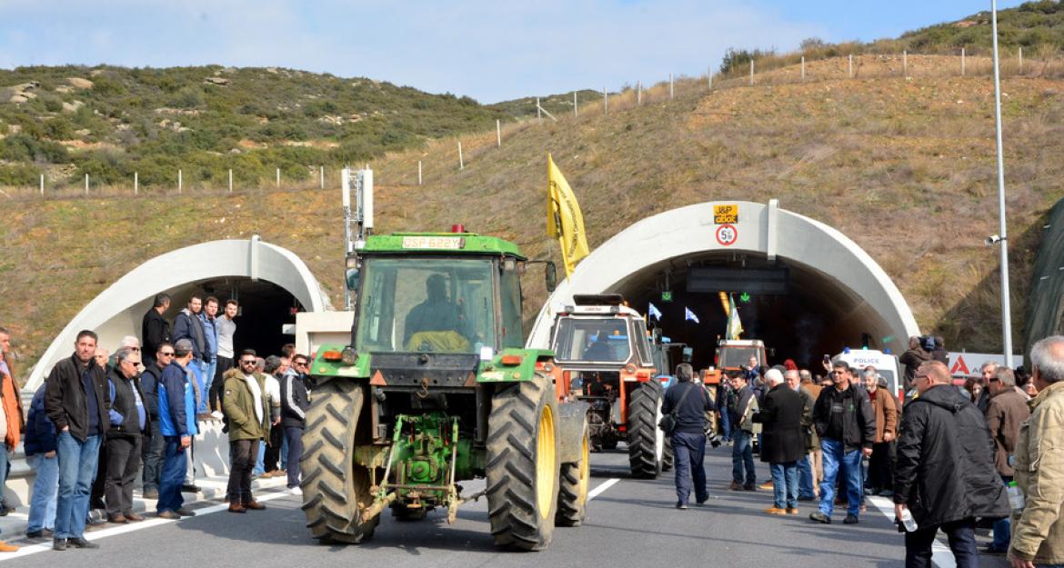 Έκλεισαν τα Τέμπη οι αγρότες – Πού αλλού έχουν στηθεί μπλόκα