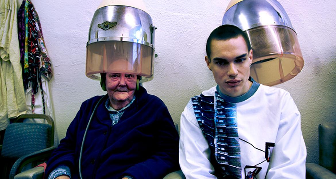 Σε νεαρή σχεδιάστρια με ακτιβιστική δράση απονεμήθηκε το βραβείο « Βασίλισσα Ελισάβετ ΙΙ» (pics)