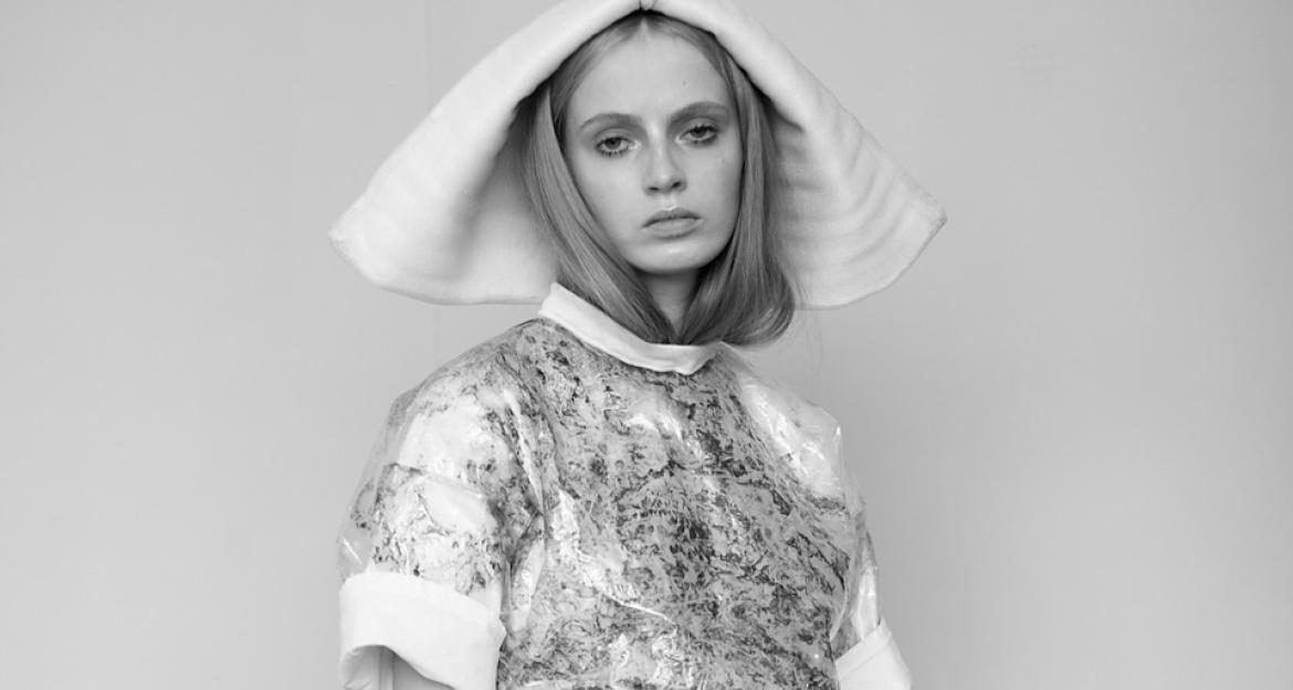 Σε νεαρή σχεδιάστρια με ακτιβιστική δράση απονεμήθηκε το βραβείο « Βασίλισσα Ελισάβετ ΙΙ» (pics)