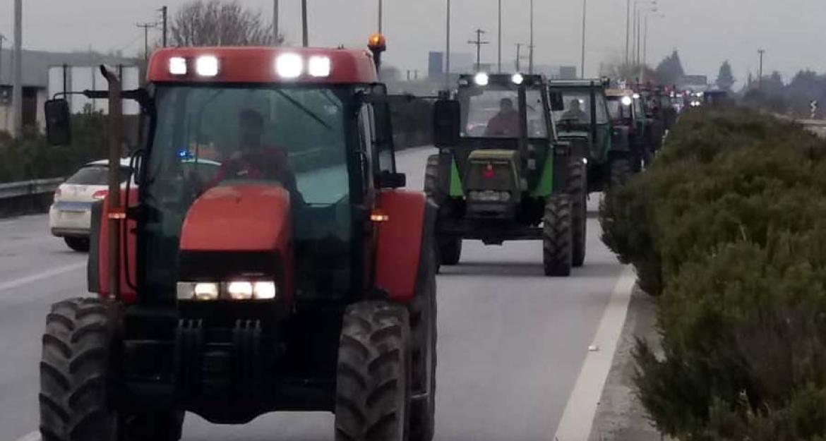 Λάρισα: Κλειστή η εθνική οδός λόγω του μπλόκου των αγροτών (pics & vid)