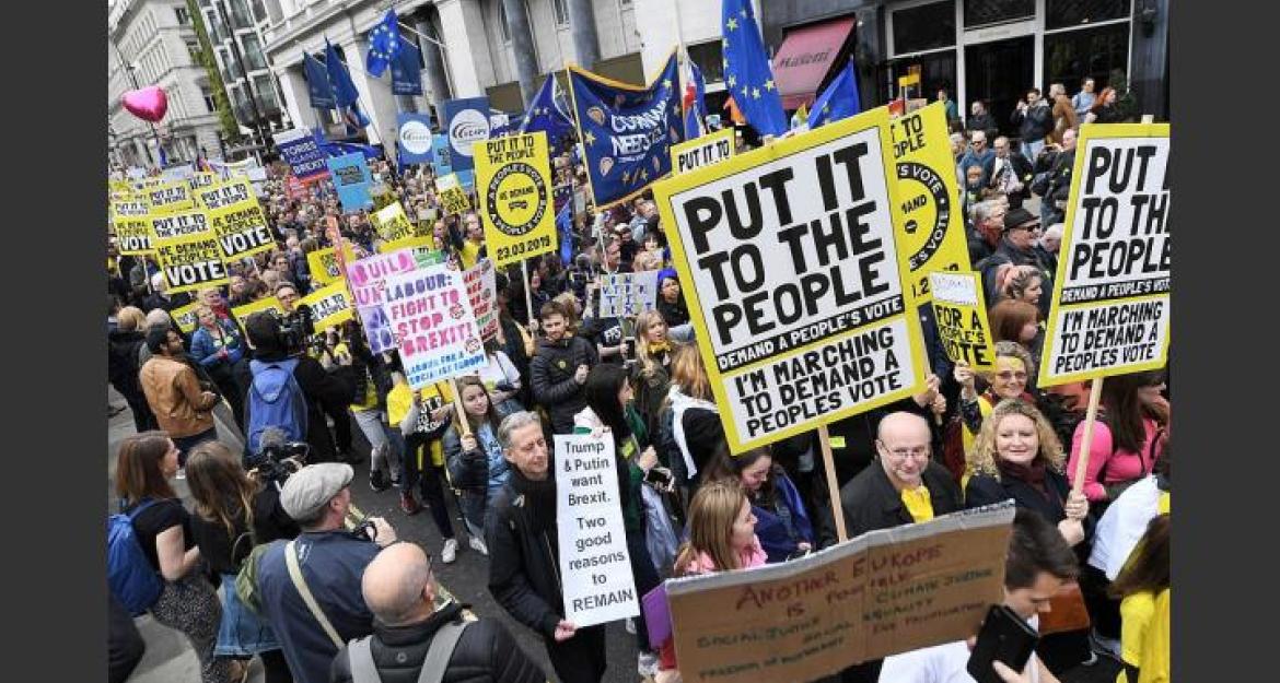 Στους δρόμους 1 εκατ. Βρετανοί: Ζητούν δεύτερο δημοψήφισμα για το Brexit (pics)