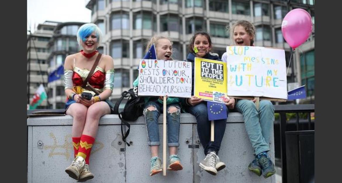 Στους δρόμους 1 εκατ. Βρετανοί: Ζητούν δεύτερο δημοψήφισμα για το Brexit (pics)