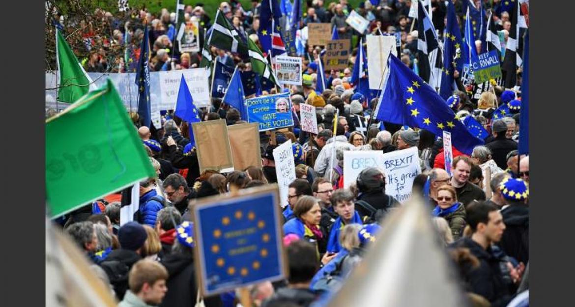 Στους δρόμους 1 εκατ. Βρετανοί: Ζητούν δεύτερο δημοψήφισμα για το Brexit (pics)