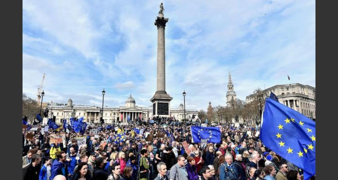 Στους δρόμους 1 εκατ. Βρετανοί: Ζητούν δεύτερο δημοψήφισμα για το Brexit (pics)