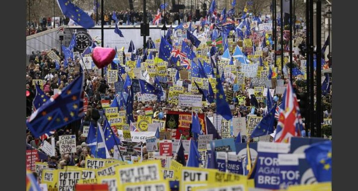 Στους δρόμους 1 εκατ. Βρετανοί: Ζητούν δεύτερο δημοψήφισμα για το Brexit (pics)