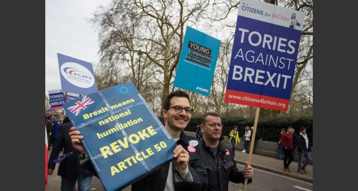 Στους δρόμους 1 εκατ. Βρετανοί: Ζητούν δεύτερο δημοψήφισμα για το Brexit (pics)