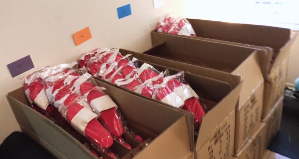 Έγινε πλούσιος πουλώντας... παντόφλες με τα tweets του Ντόναλντ Τραμπ! (pics)