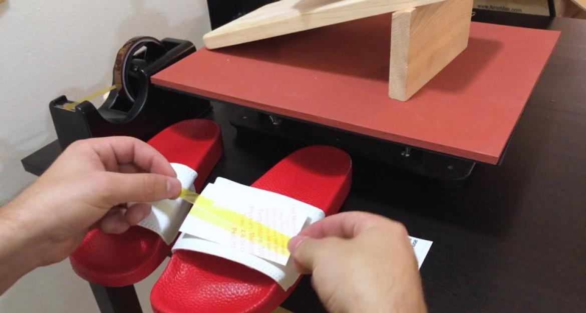 Έγινε πλούσιος πουλώντας... παντόφλες με τα tweets του Ντόναλντ Τραμπ! (pics)