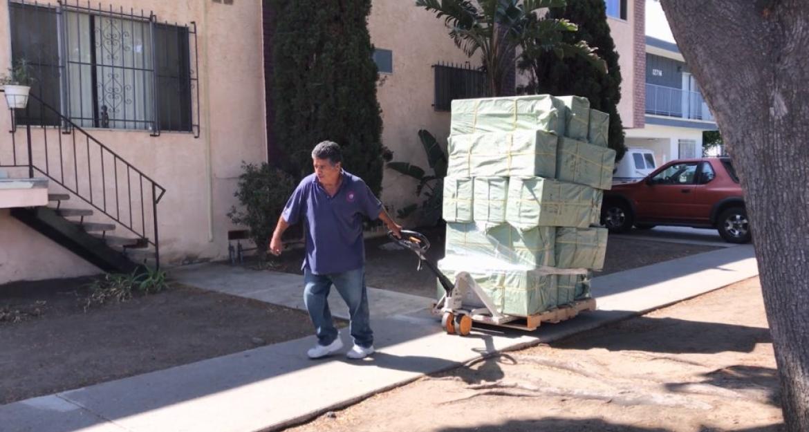 Έγινε πλούσιος πουλώντας... παντόφλες με τα tweets του Ντόναλντ Τραμπ! (pics)