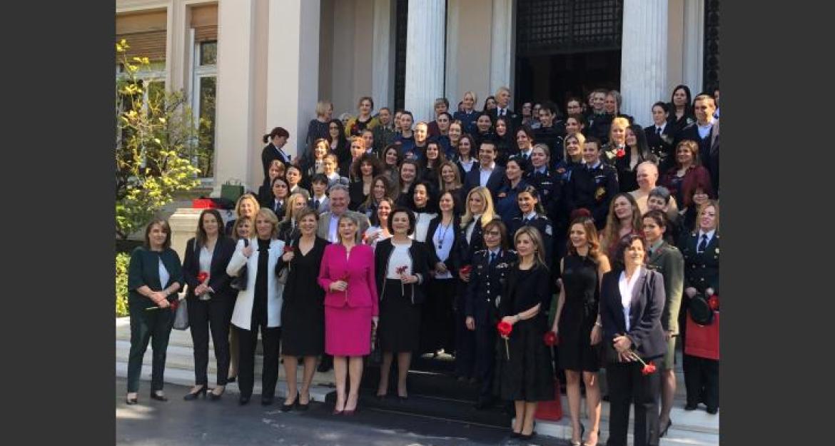 «Άρωμα γυναίκας» στο Μέγαρο Μαξίμου – Υπουργοί και βουλευτίνες στον Αλέξη Τσίπρα (pics)