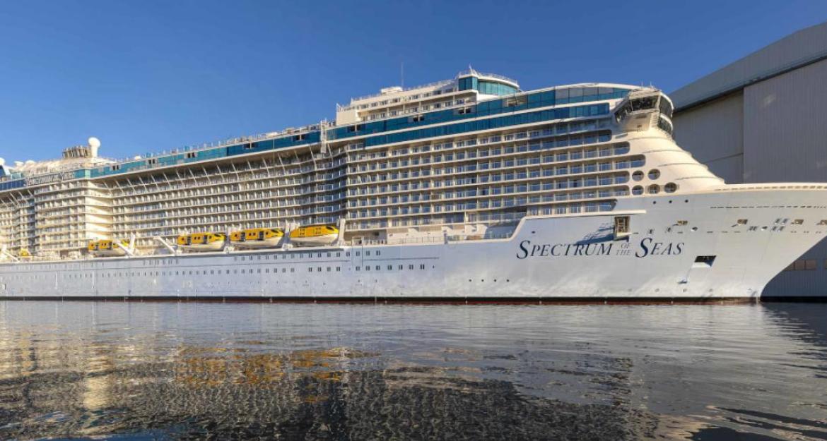 Στον Πειραιά έδεσε το εντυπωσιακό κρουαζιερόπλοιο «Spectrum of the Seas» 