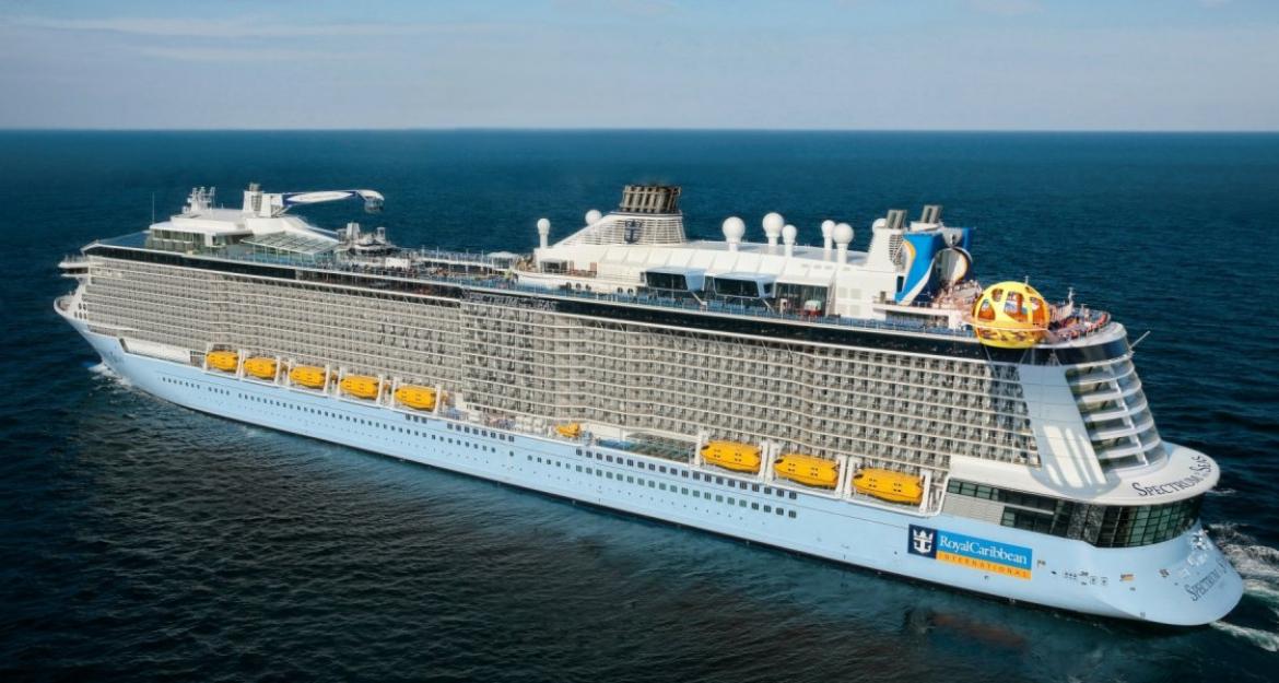 Στον Πειραιά έδεσε το εντυπωσιακό κρουαζιερόπλοιο «Spectrum of the Seas» 