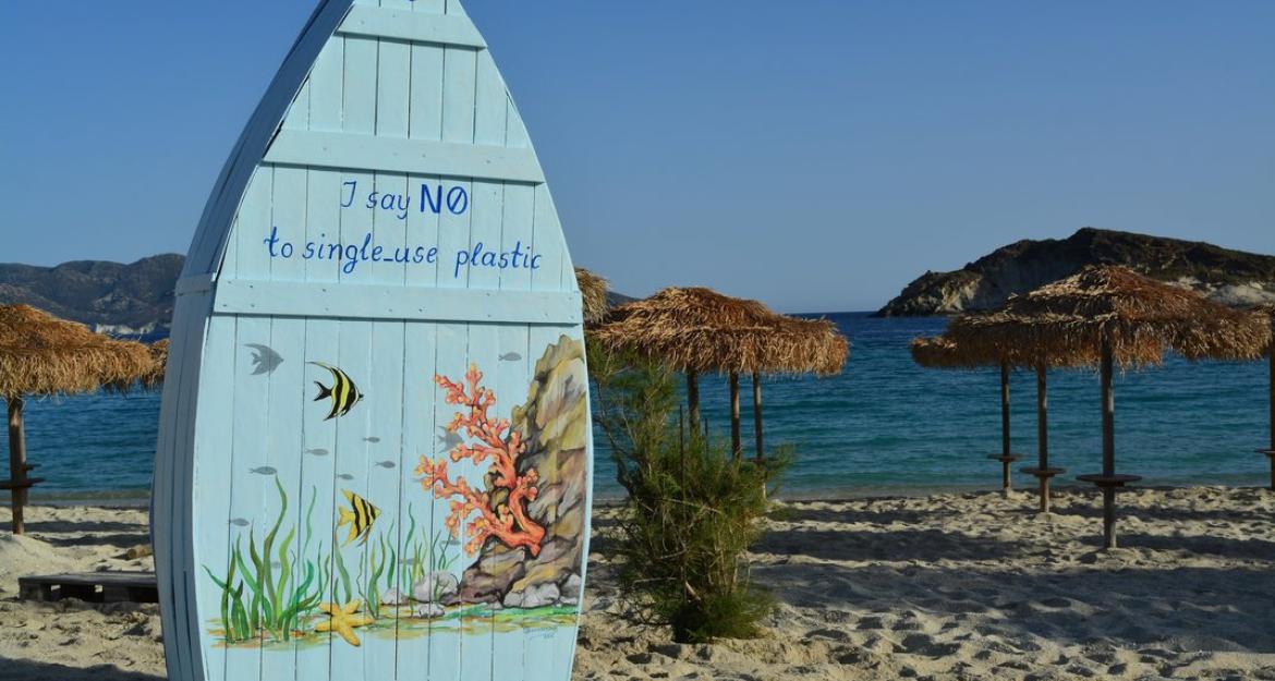 Bάρκες μεταμορφώνονται σε βιβλιοθήκες κι παίρνουν θέση στις παραλίες της Κιμώλου