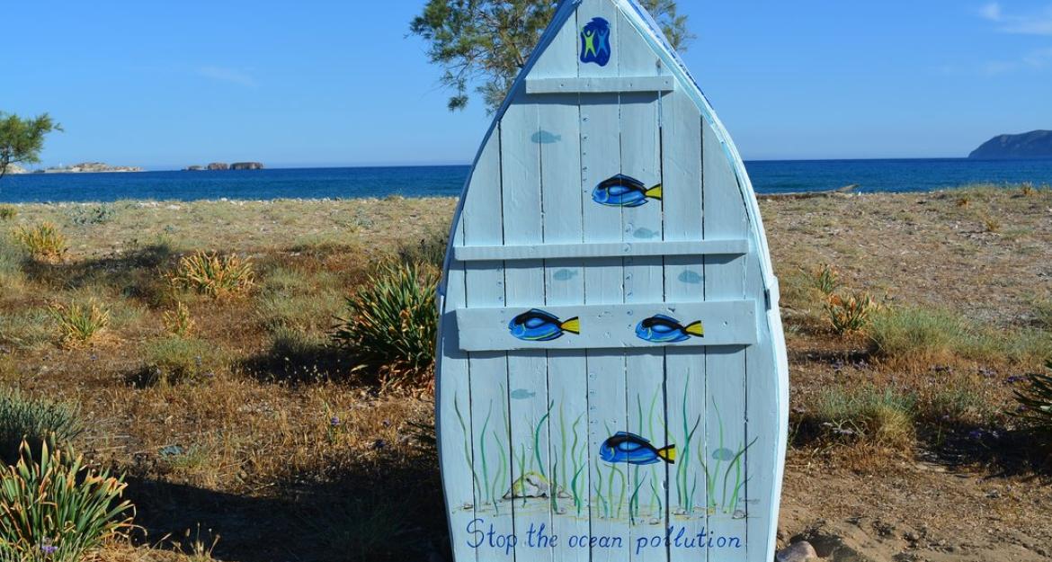 Bάρκες μεταμορφώνονται σε βιβλιοθήκες κι παίρνουν θέση στις παραλίες της Κιμώλου