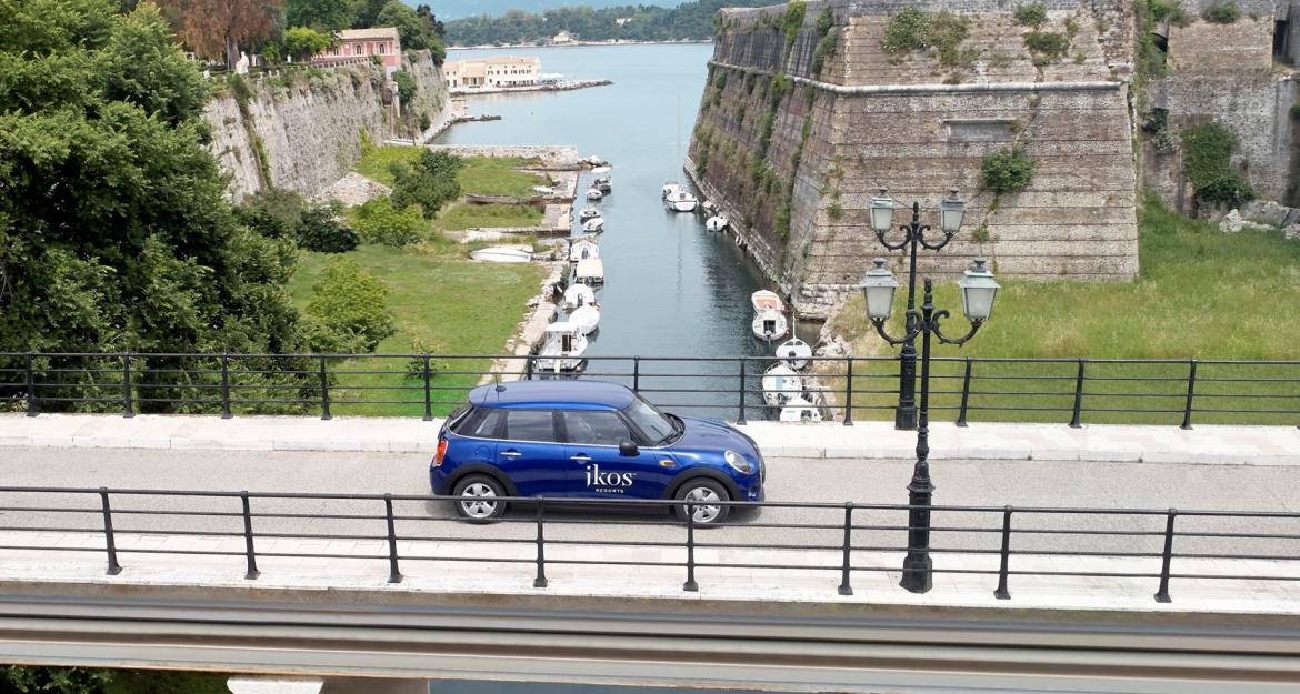 Ikos Resorts: Σας ξεναγεί στην Ελλάδα με το νέο MINI