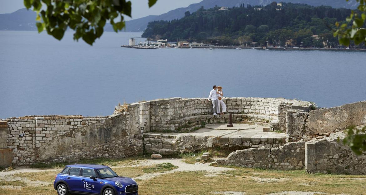 Ikos Resorts: Σας ξεναγεί στην Ελλάδα με το νέο MINI