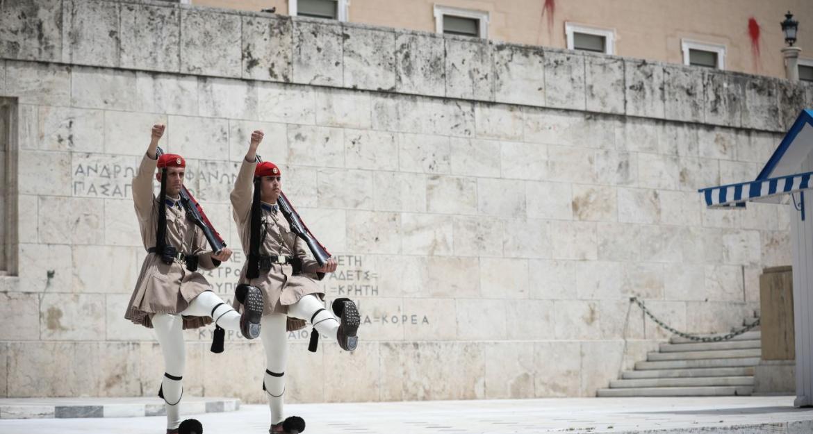 Έριξαν μπογιές και καπνογόνα στη Βουλή - Ανέλαβε την ευθύνη ο Ρουβίκωνας (pics)