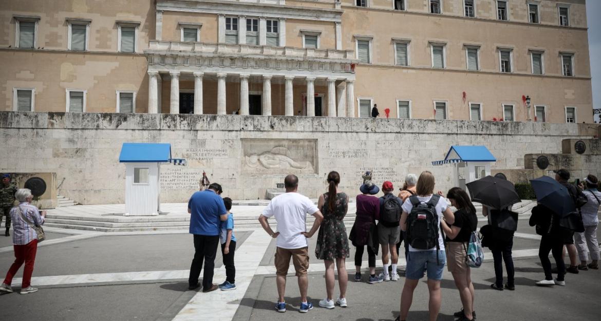 Έριξαν μπογιές και καπνογόνα στη Βουλή - Ανέλαβε την ευθύνη ο Ρουβίκωνας (pics)