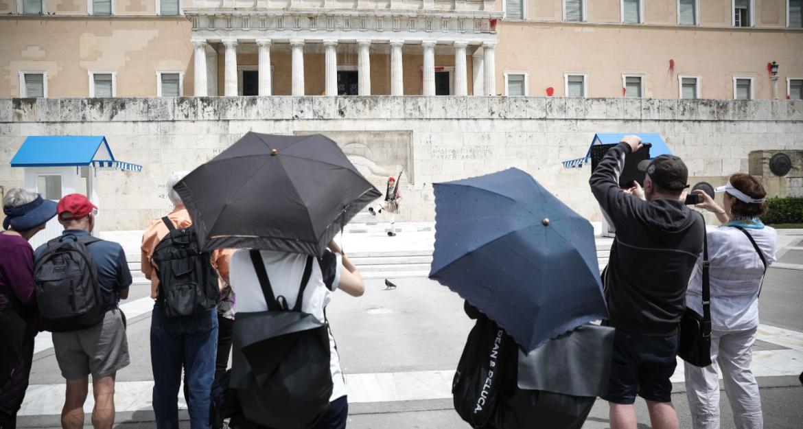 Έριξαν μπογιές και καπνογόνα στη Βουλή - Ανέλαβε την ευθύνη ο Ρουβίκωνας (pics)