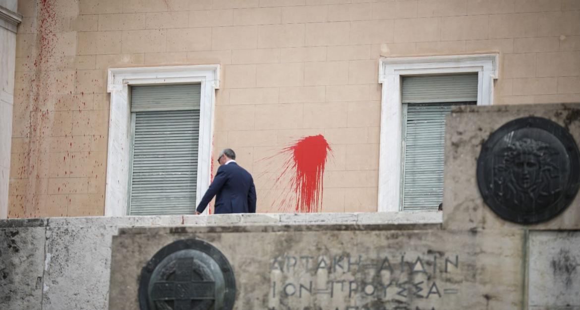 Έριξαν μπογιές και καπνογόνα στη Βουλή - Ανέλαβε την ευθύνη ο Ρουβίκωνας (pics)