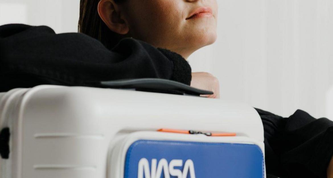 Η νεότερη εκπαιδευόμενη αστροναύτης φτιάχνει «διαστημικές» βαλίτσες (pics)