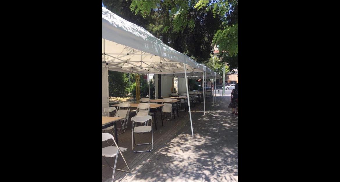 Ο ΣΥΡΙΖΑ έστησε τέντες στην Κουμουνδούρου για τους δημοσιογράφους (pics)