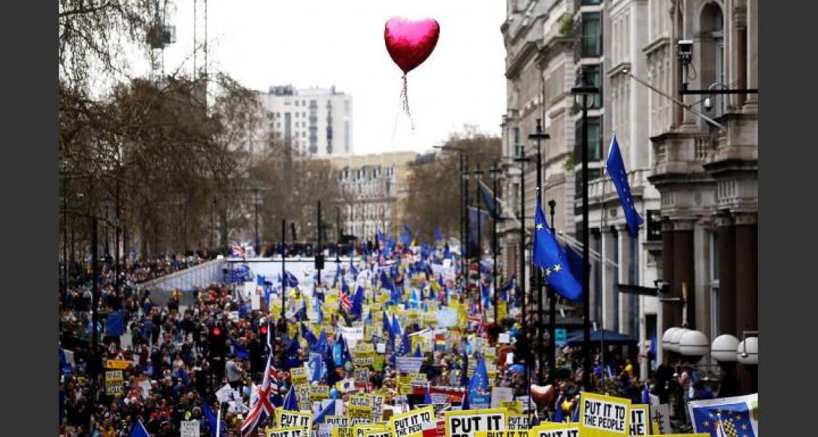 Στους δρόμους 1 εκατ. Βρετανοί: Ζητούν δεύτερο δημοψήφισμα για το Brexit (pics)