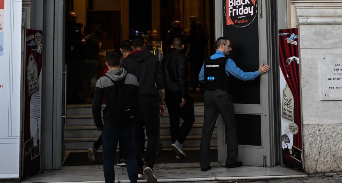 Μικρές ουρές και μεγάλες προσφορές στη Black Friday (pics)