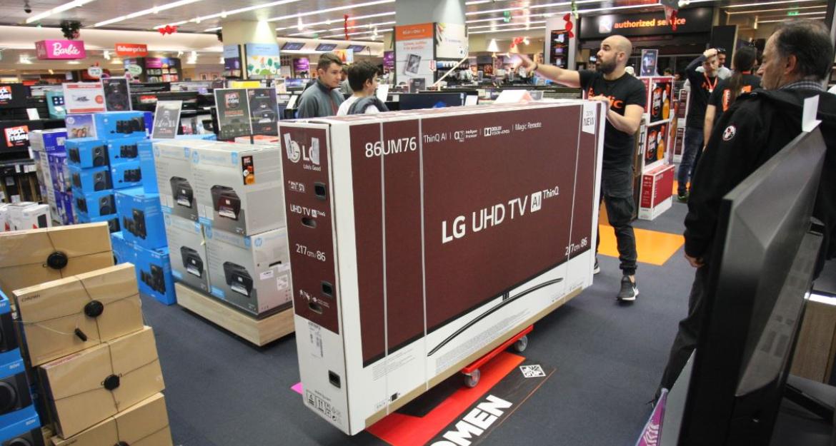 Μικρές ουρές και μεγάλες προσφορές στη Black Friday (pics)