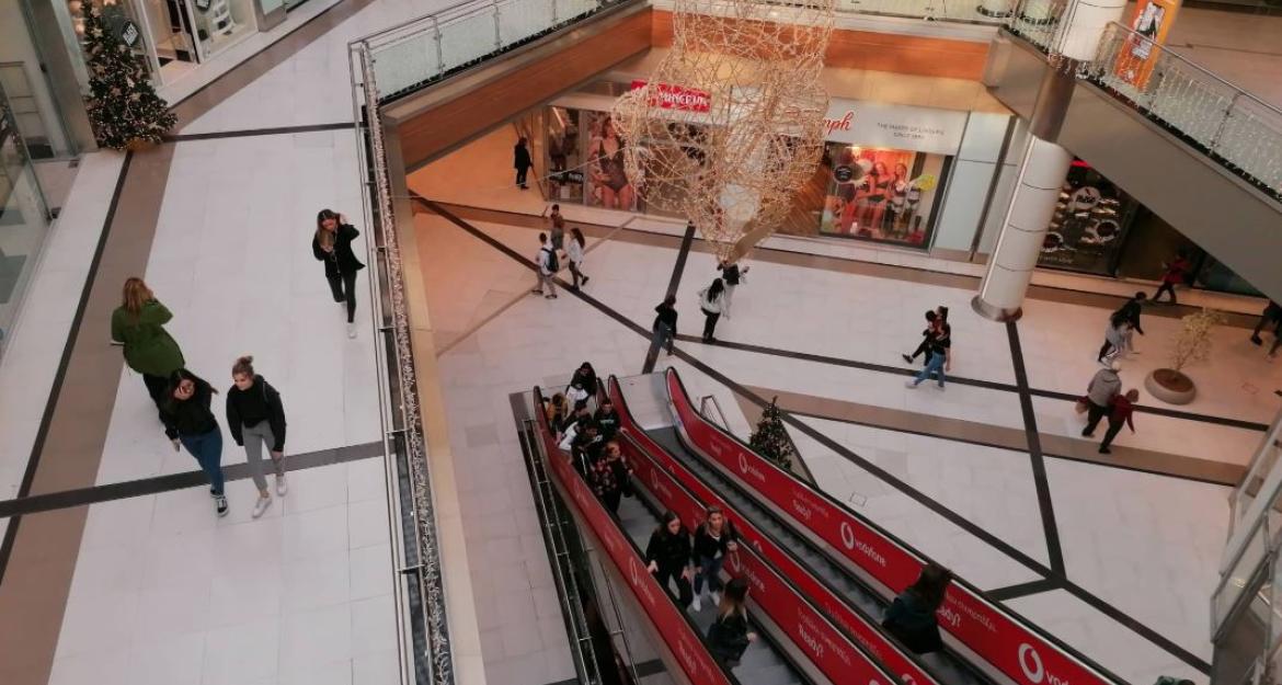 Μικρές ουρές και μεγάλες προσφορές στη Black Friday (pics)