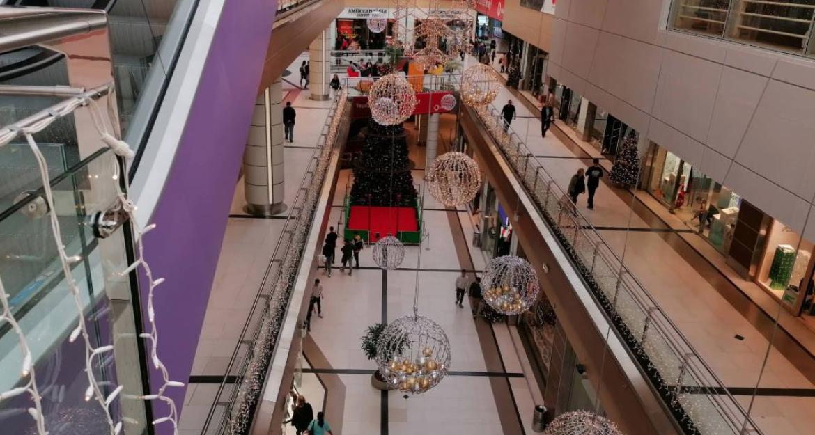 Μικρές ουρές και μεγάλες προσφορές στη Black Friday (pics)