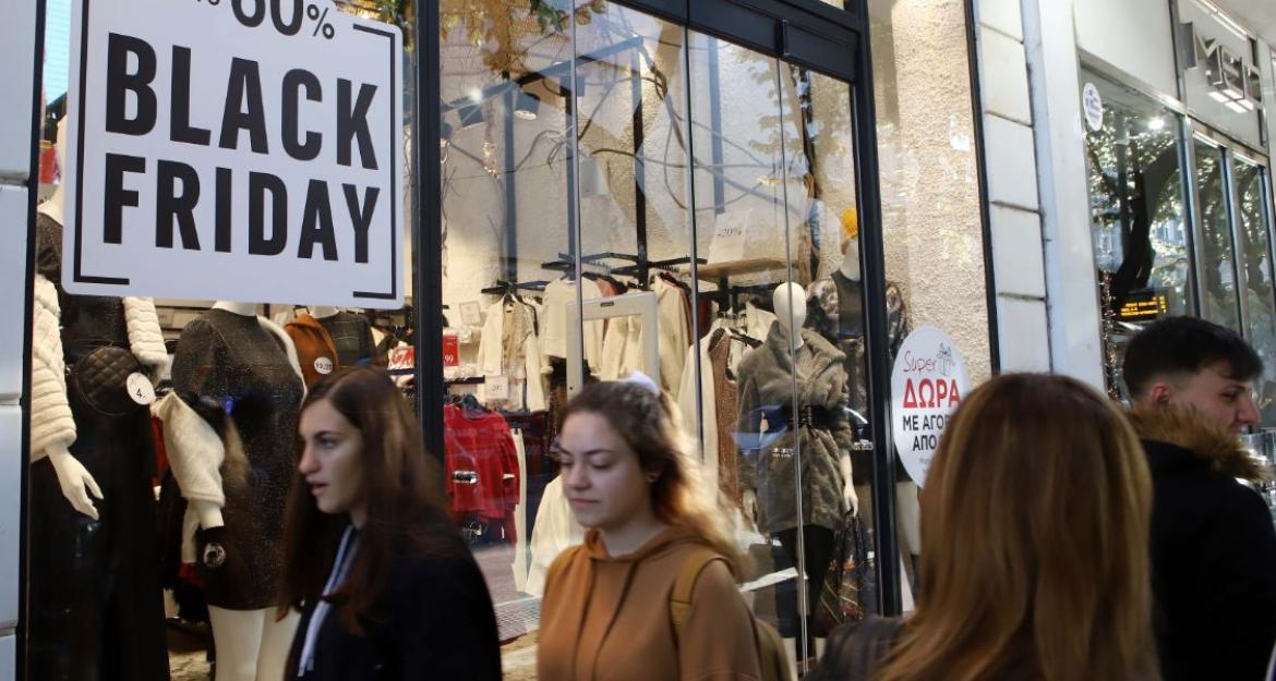 Μικρές ουρές και μεγάλες προσφορές στη Black Friday (pics)