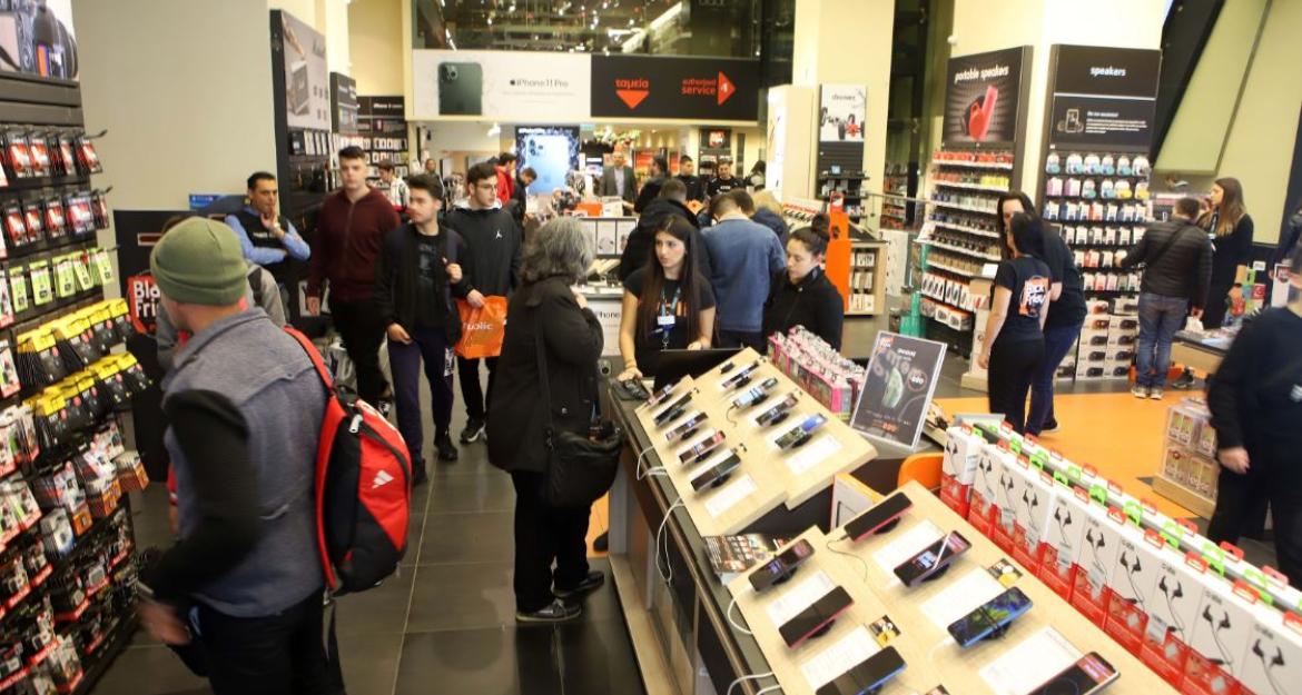 Μικρές ουρές και μεγάλες προσφορές στη Black Friday (pics)