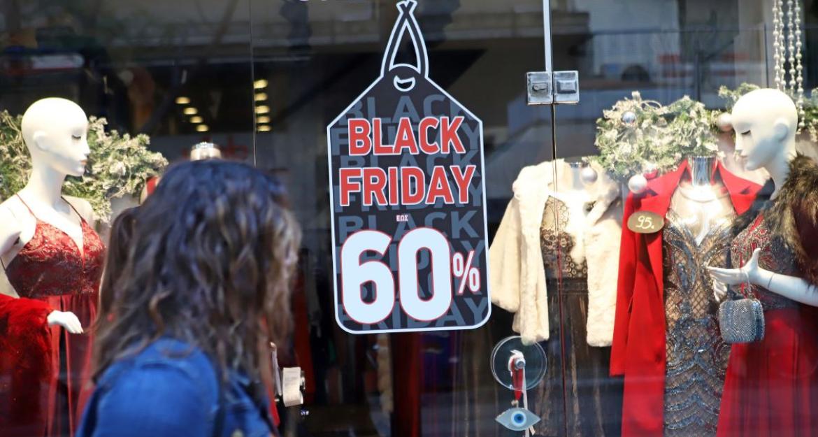 Μικρές ουρές και μεγάλες προσφορές στη Black Friday (pics)