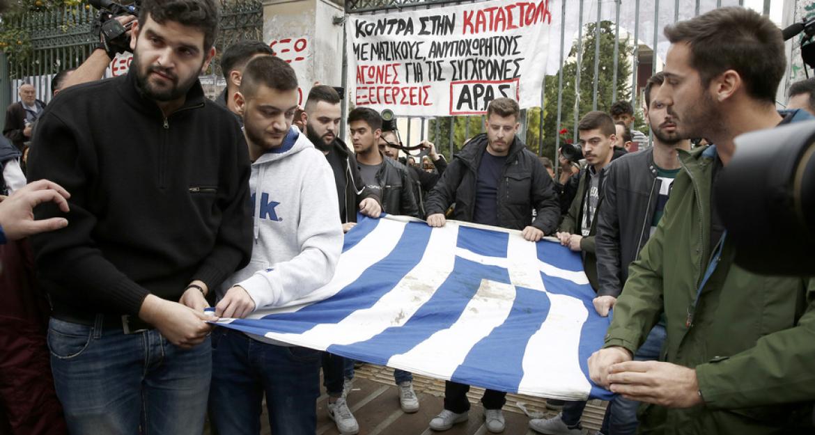 Σε εξέλιξη η πορεία για το Πολυτεχνείο (pics)