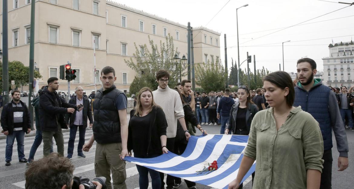 Σε εξέλιξη η πορεία για το Πολυτεχνείο (pics)